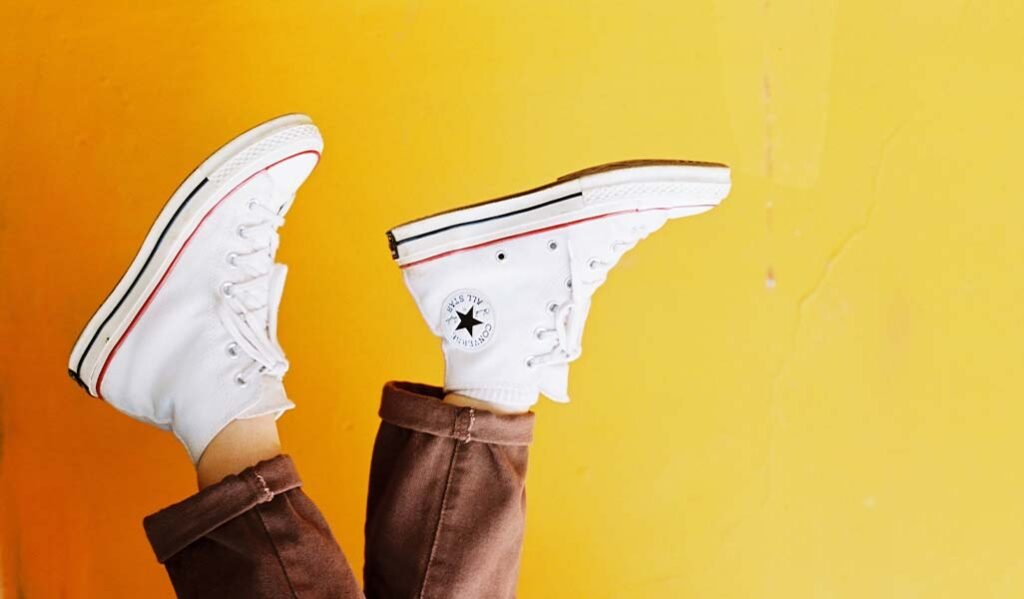 5 ways to wear white sneakers with any outfit